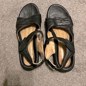 Clark’s black sandal